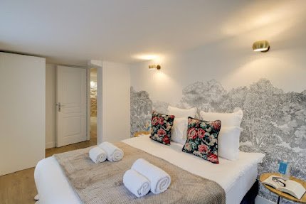 EXPANSIVE SKYLIGHTS-A 4 BEDROOM MONTROGUEIL LUXURY