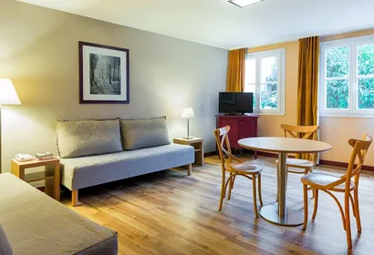 Pl. Charles Dullin Serviced Apartment, Montmartre