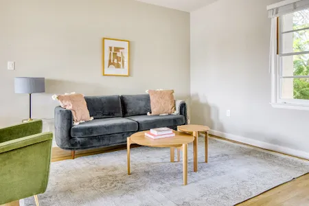 Elk Grove Ave Apartment