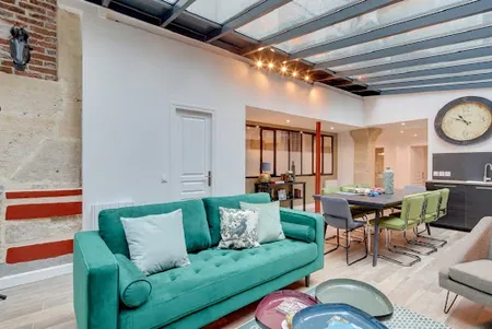 EXPANSIVE SKYLIGHTS-A 4 BEDROOM MONTROGUEIL LUXURY