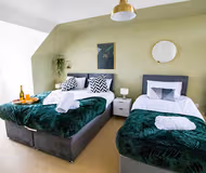 Executive House with Parking - 6 mins drive to CMK