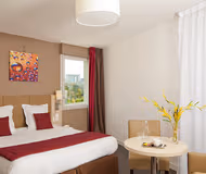 King sized bedroom at Nanterre La Defense Serviced Apartment, Champs Elysees