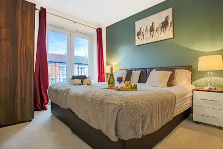 Central 4 Bedroom House with Free Parking,  Free Wifi, SmartTV and Garden by Yoko Property