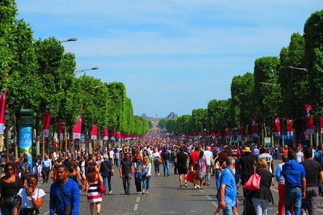 A MAGICAL SUNLIT PLACE IN CHAMPS ELYSEES