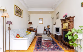 A SUNLIT PARISIAN ABODE IN BLVD PASTEUR