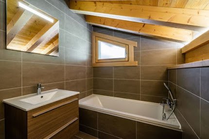 CHARMING CHALET WITH HOT TUB IN MORZINE