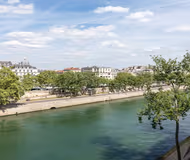 WELCOME TO ILE SAINT LOUIS! AN EXTRAORDINARY VIEW OF THE SEINE AWAITS YOU!