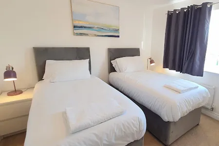 Modern Spacious 4 Bedroom House with Garden & Parking