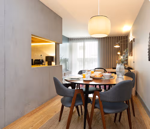 Dining space at Corporate Housing Campanhã 04