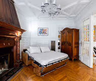 The Crown On Avenue des Champs Elysée