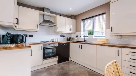 Luxury Town House Chester City with Driveway & EV
