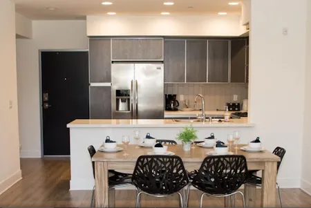 3BR Fully Furnished Apartment in N Poinsettia Pl
