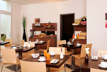 Spacious dining area at Paris Quai D'ivry Serviced Apartment, Champs Elysees