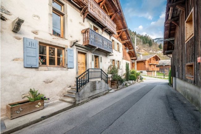 TRADITIONAL LUXURY ALPINE CHALET IN MORZINE