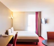 King sized bedroom at Vanves Porte de Versailles, Champs Elysees