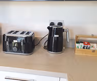 Modern Spacious 4 Bedroom House with Garden & Parking