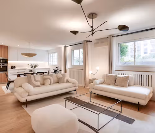 Eiffel Glory Modern and chick