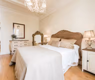 King sized bedroom at Splendom Housing Lagasca Crown