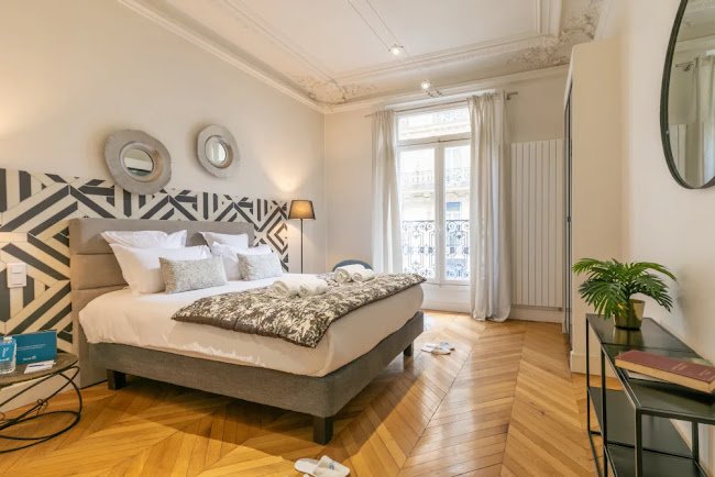 BEST LOCATION IN 8TH NEXT TO AVE MONTAIGNE-THE IDEAL PARISIAN PIED A TERRE