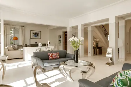 sumptuous villa located in plush and posh Neuilly-sur-Seine