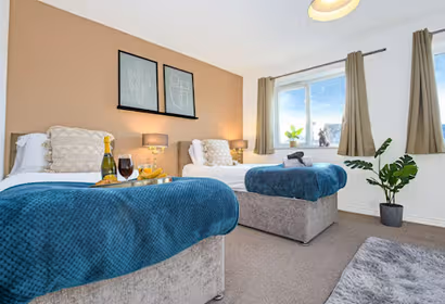 Aylesbury House with Free Parking, Super-Fast Wifi and Smart TV with Netflix by Yoko Property