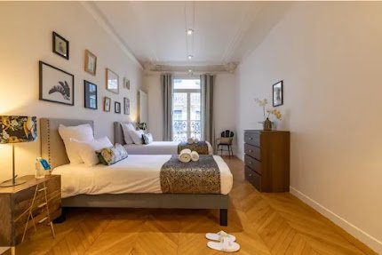 BEST LOCATION IN 8TH NEXT TO AVE MONTAIGNE-THE IDEAL PARISIAN PIED A TERRE
