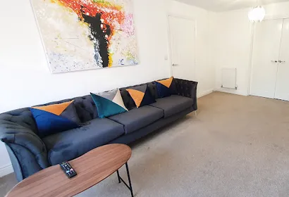 Modern Spacious 4 Bedroom House with Garden & Parking