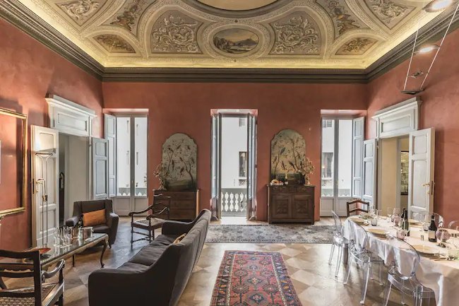 UNIQUE ABODE HIGHLIGHTING FRESCOES -VIA LA MARMORA