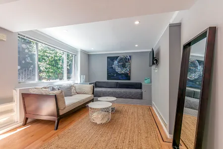 Living area at Leavenworth St &amp; Francisco St Apartments