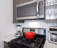 Luxury kitchen at W. Randolph Street #2020 Serviced Apartment, The Loop