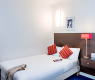 Cosy bed at Serviced Apartment, Bastille