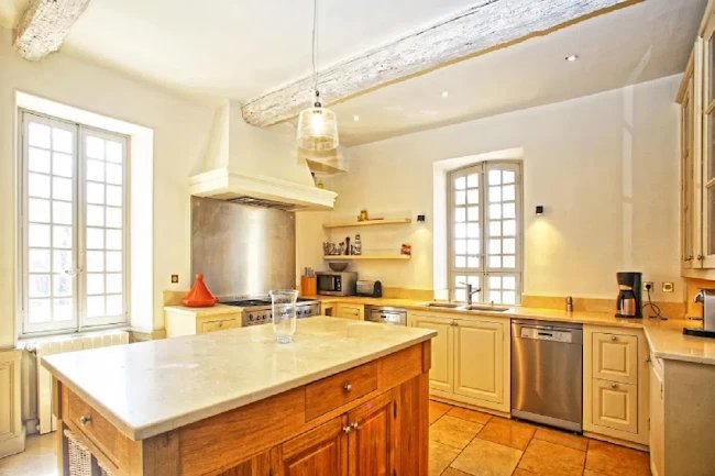 Luxurious Villa Perched at the foot of Grand Luberon