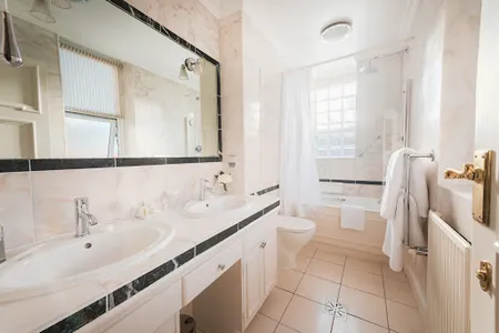 Bathroom - 1 bed apartment