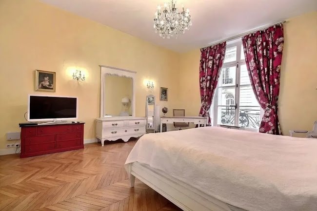 LIVE THE URBAN LIFESTYLE YOU CRAVE AT CHAMPS ELYSEES