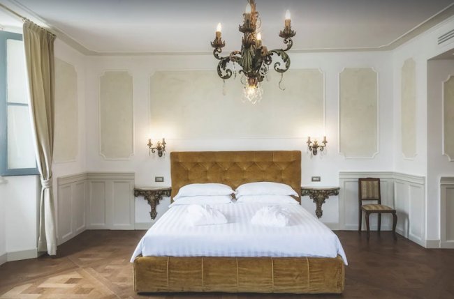 Magnificient Villa located right on the shores of Lake Como