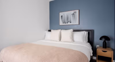 De Longpre Ave Serviced Apartments