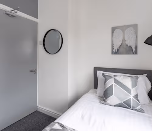 Heyes House- Sleeps 7, free parking, mins from LFC