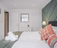 Deluxe Apartment - 7 mins drive to City Centre - Free Parking, Fast Wi-Fi and Smart TV with Sky TV and Netflix