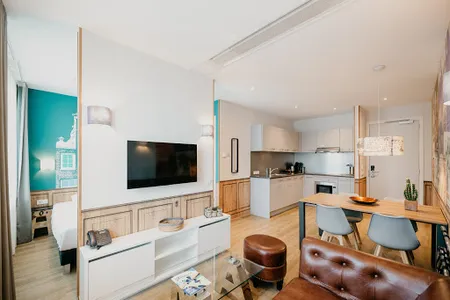Bright living space at Naritaweg Serviced Apartment, Westerpark