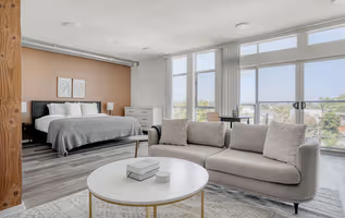 Redwood Ave Apartment