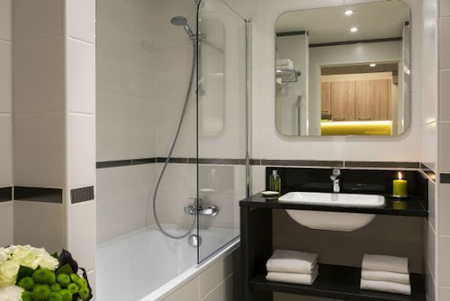 Luxury en-suite bathroom at Tour Eiffel Serviced Apartment, Palais-Bourbon