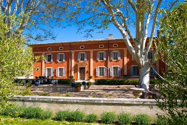 Luxurious Villa Perched at the foot of Grand Luberon