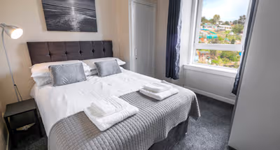 Bright, 2 Bedroom West End Apartment