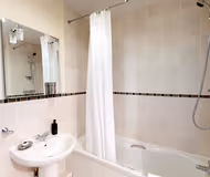 Family bathroom at Triangle Apartment Cambridge