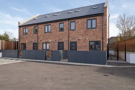 Exterior of Luxury 3 bedroom Serviced House Leavesden With 2 Bathrooms and Parking