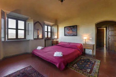 CLASSIC TUSCAN VILLA WITH SWIMMING POOL AND GARDEN