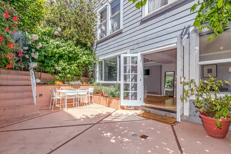 Extra space at Leavenworth St &amp; Francisco St Apartments