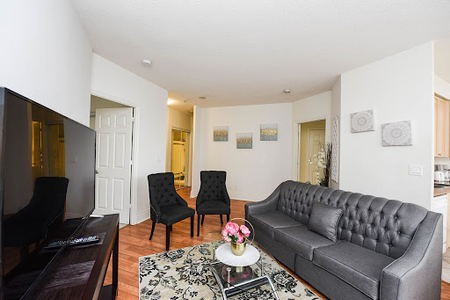 Upscale 2 Bedroom Near Square One Mall