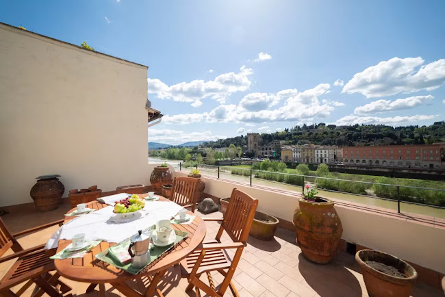 180M2 OVERLOOKING THE ARNO- PRIVATE TERRACE