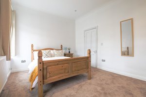 Spacious 4 Bedroom House- Walking Distance to City Centre & Great Backyard